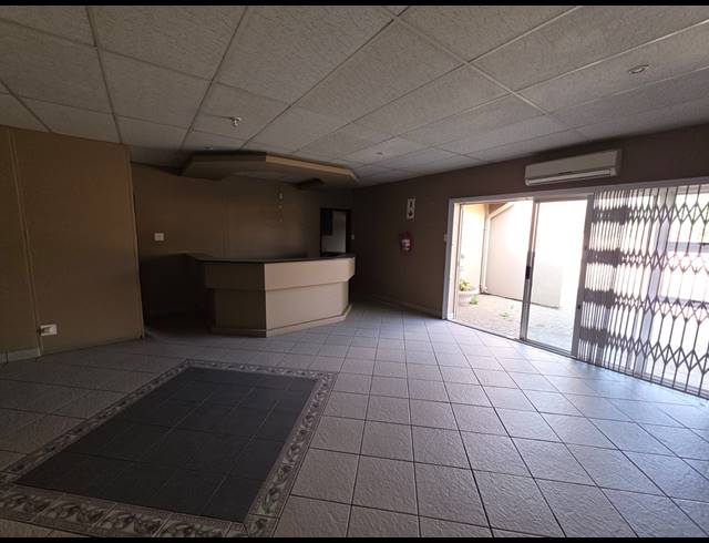 1,500M² OFFICE FOR SALE IN THREE RIVERS